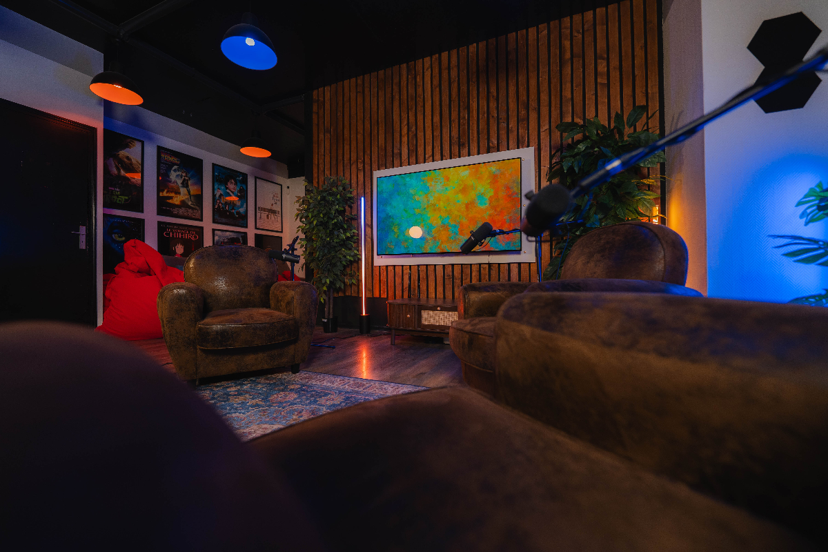 Vue d'ensemble de l'espace de production du studio CLAP avec éclairage professionnel et configuration optimale pour tournages