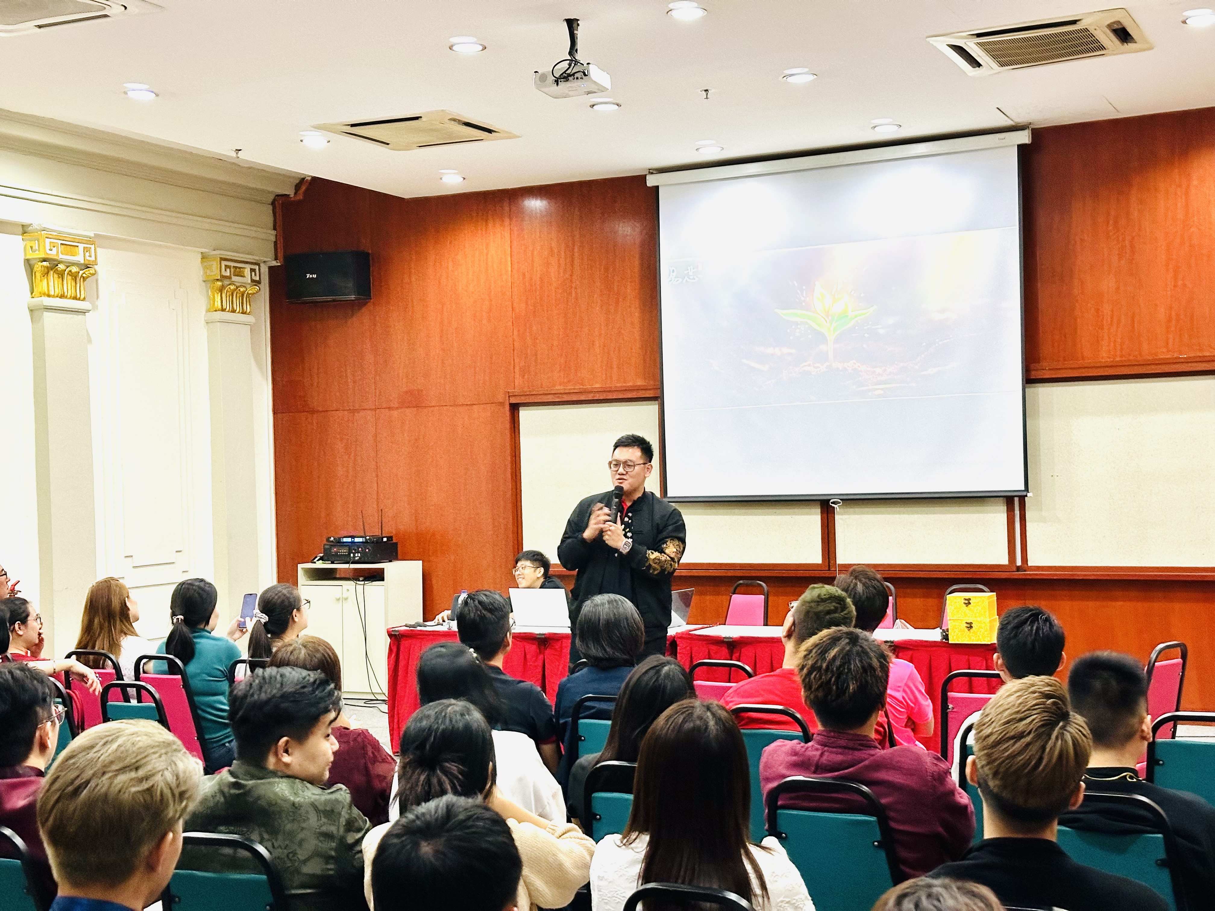 Golden老师工作照