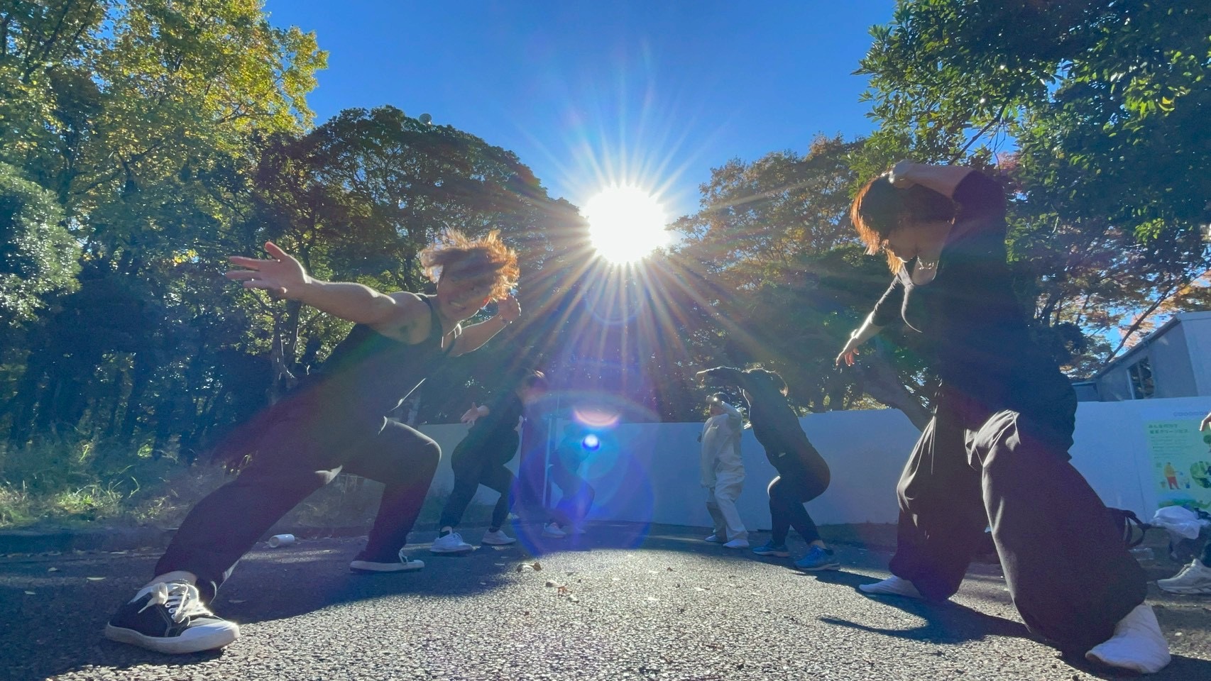 ステージで発表する大人たち