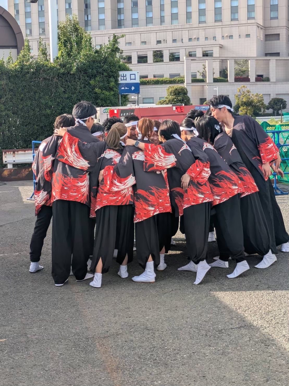 仲間と踊る大人たち