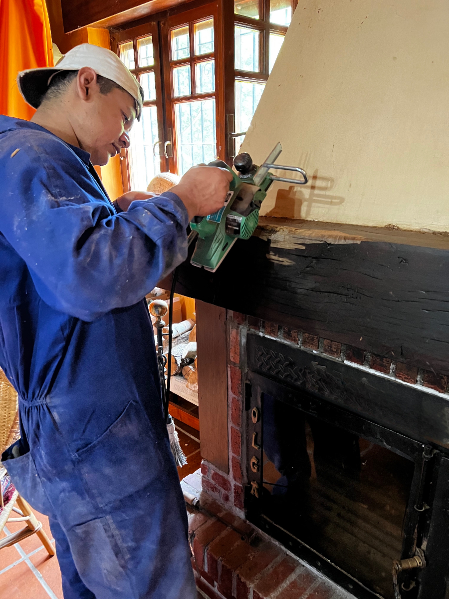 Teknikaria egur usteldua leuntzen eta gainazala prestatzen azido borikoa aplikatu aurretik — baserria Bizkaia