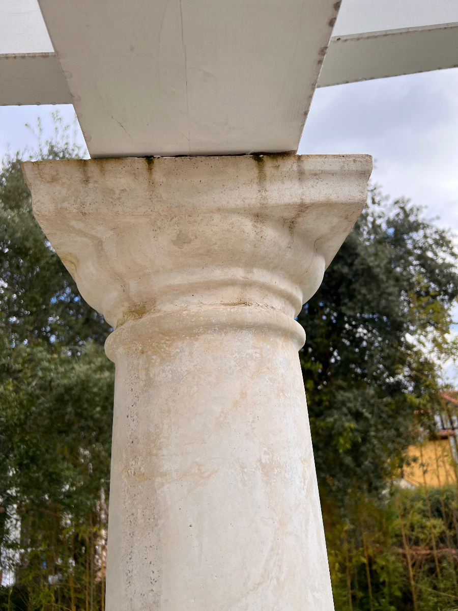 Colonne décorative comme support structurel