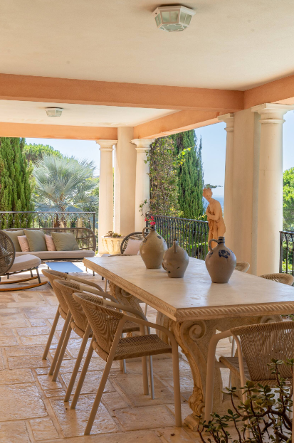 Terrasse élégante avec mobilier de luxe