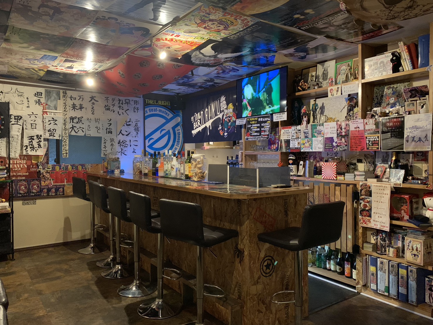 サブカルBAR NAIKU 店内 NAIKU 店内のカウンターとサブカルアイテム