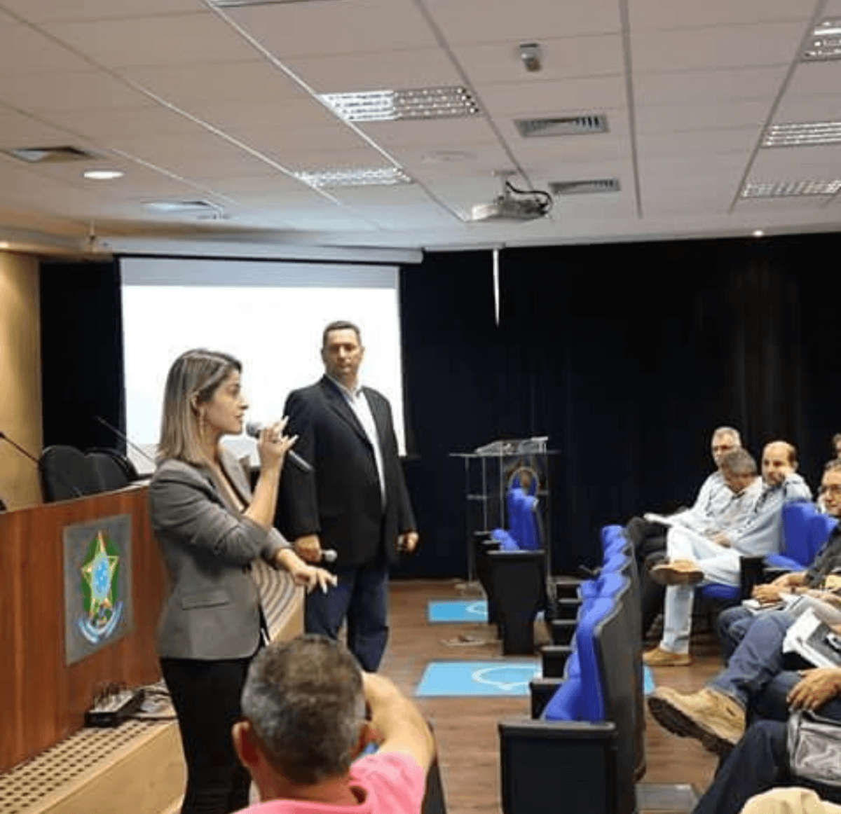 Dra. Raquel Souza em palestra sobre direitos da mulher