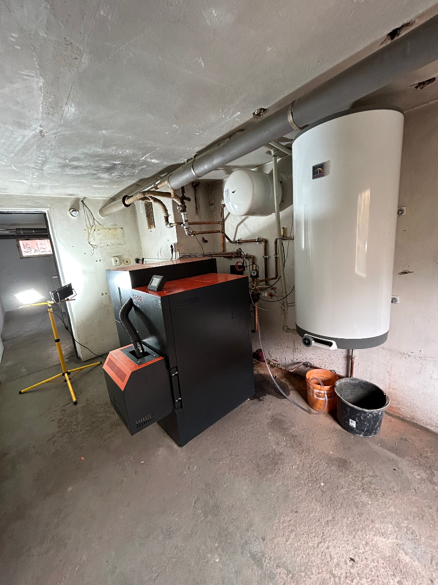 Instalace plynového kotle s bojlerem a topným systémem v technické místnosti