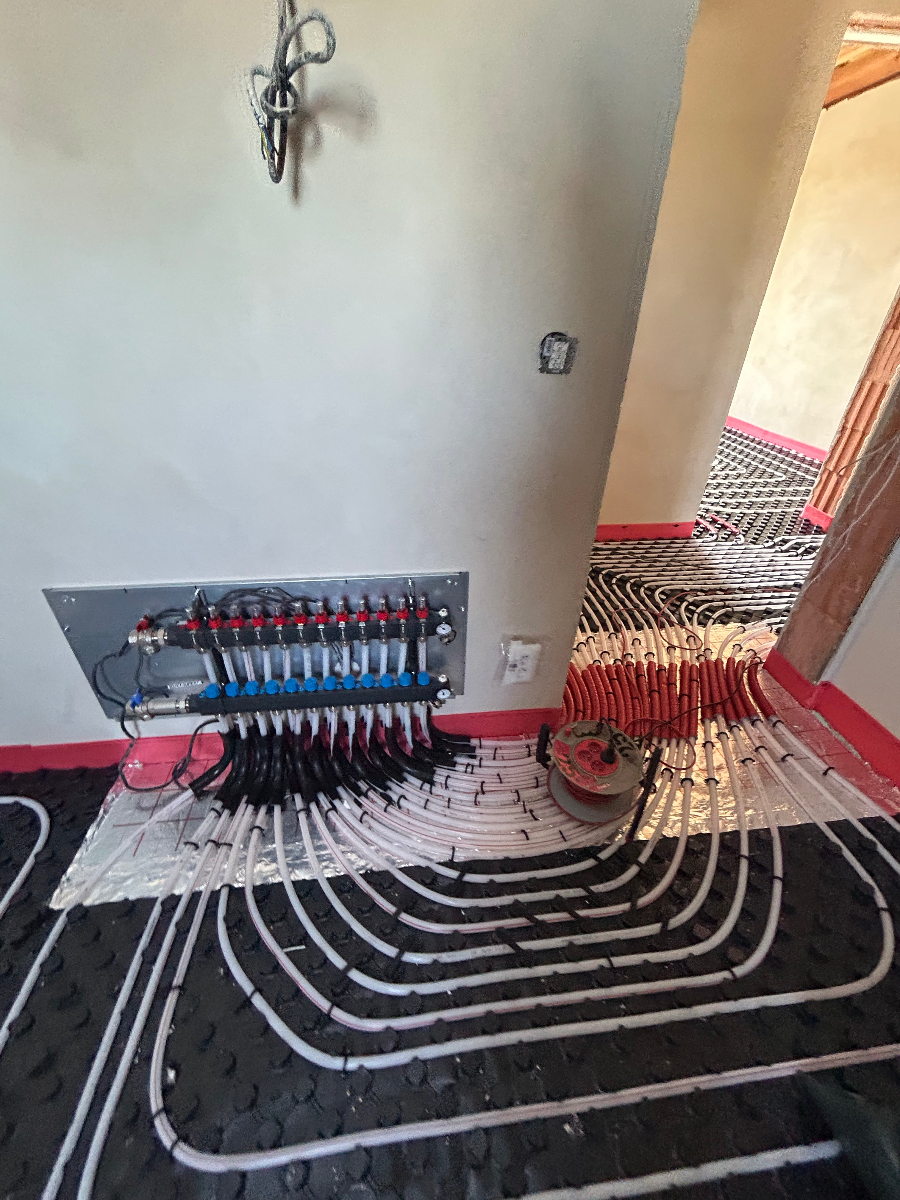 Profesionální instalace podlahového vytápění s rozdělovačem