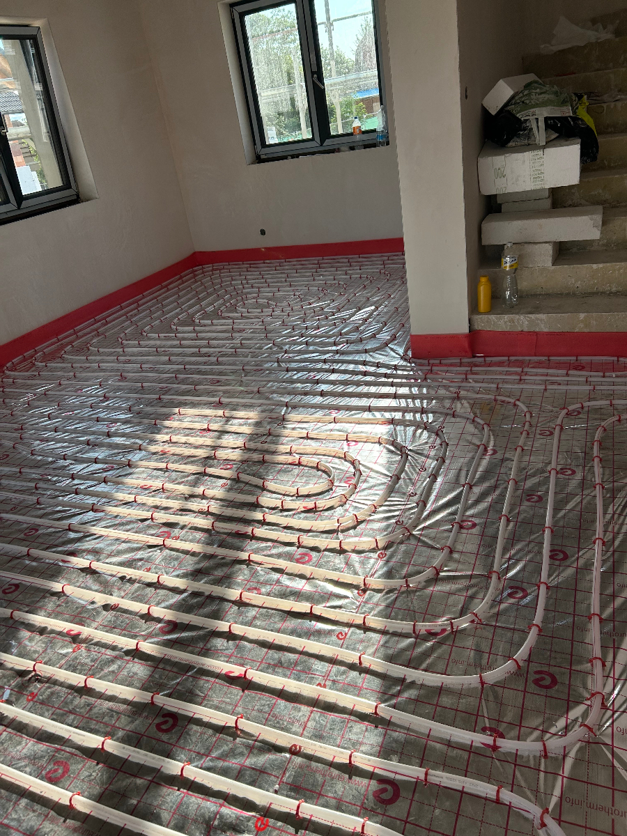 Instalace podlahového vytápění s precizním rozložením topných trubek v rodinném domě