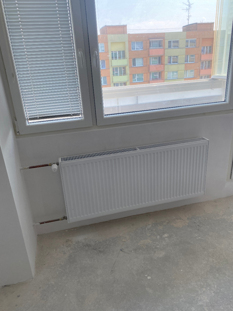 Instalace radiátoru v moderním interiéru