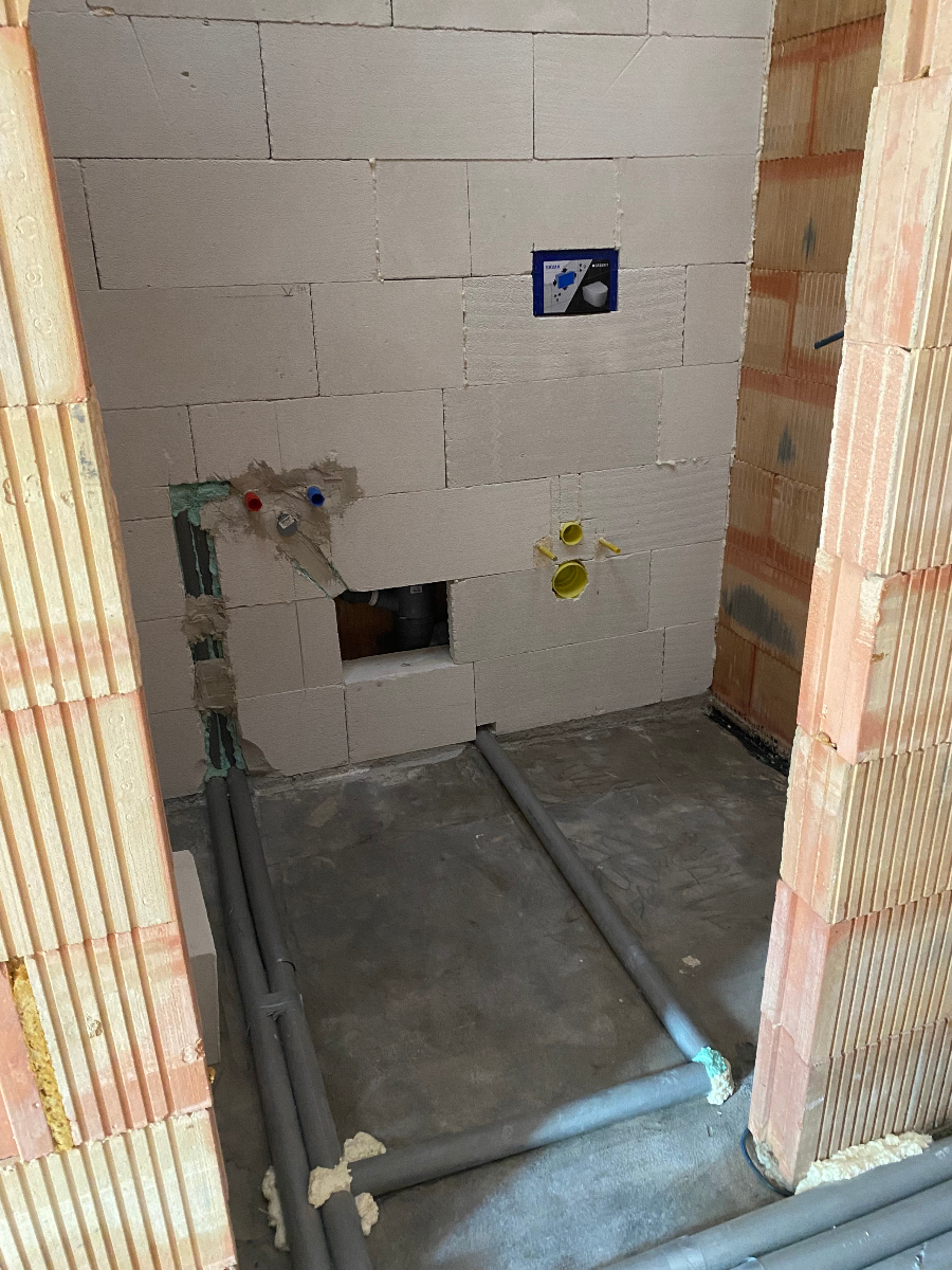 Instalace vodovodního a topného systému v rozestavěné koupelně