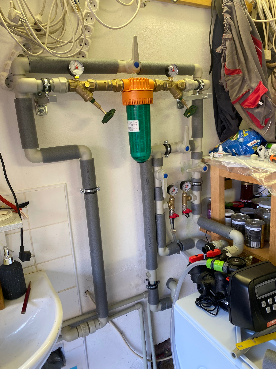 Instalace vodovodního systému s filtrem a rozdělovačem