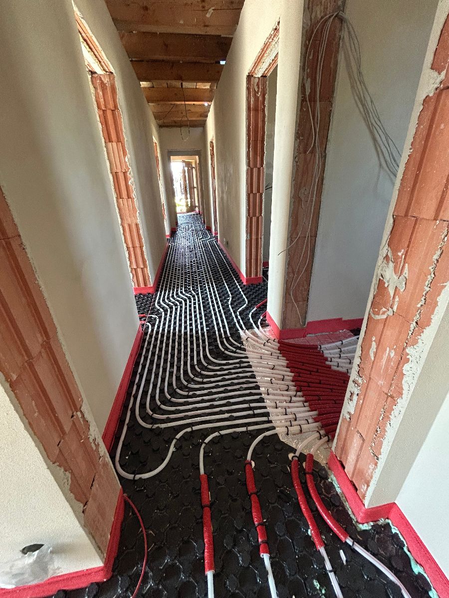 Instalace podlahového vytápění s rozdělovačem a izolací