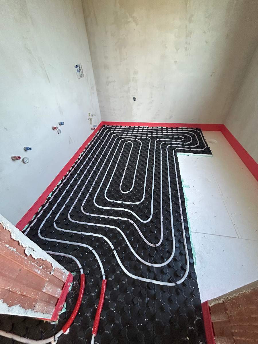 Instalace podlahového vytápění s precizním rozložením trubek