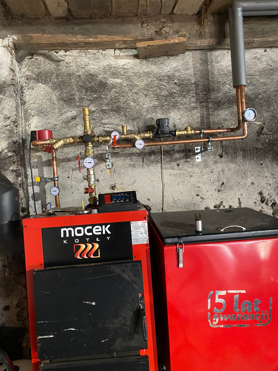 Instalace kotle Mocek s topným systémem a zásobníkem v technické místnosti