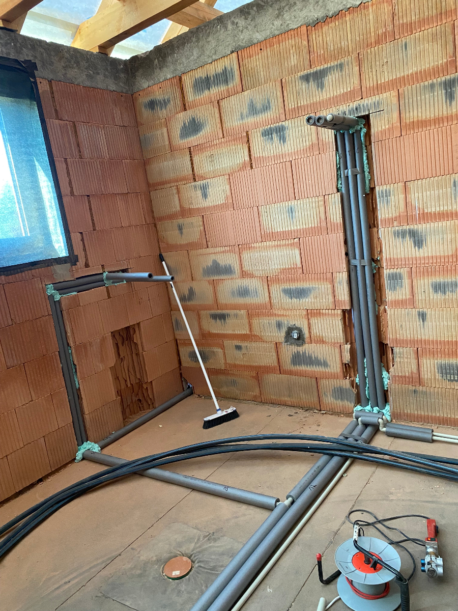 Instalace vodovodního a topného systému v rozestavěné místnosti