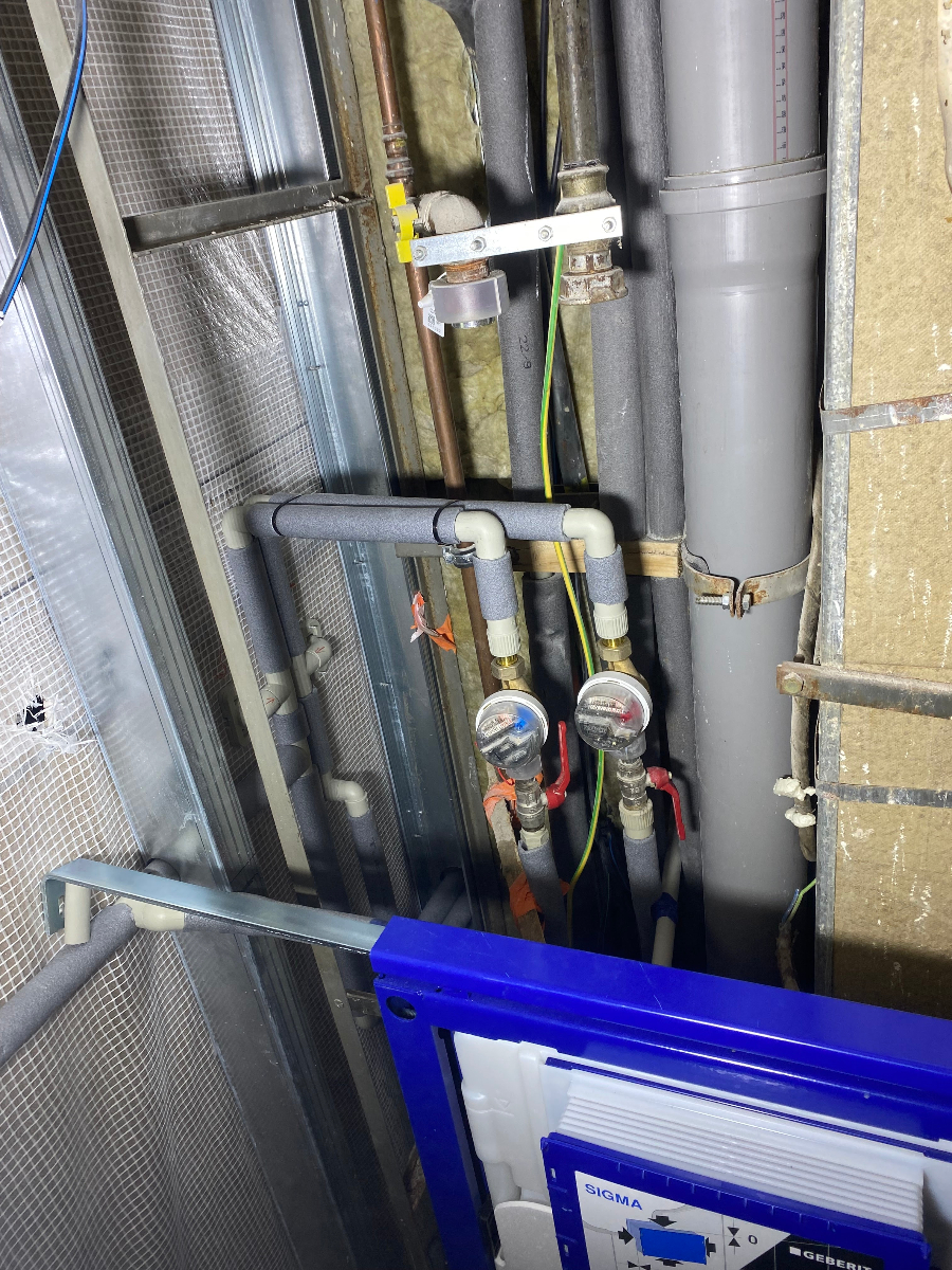 Instalace vodovodního systému s vodoměry a uzavíracími ventily