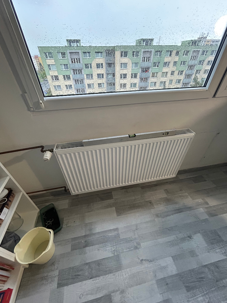 Instalace radiátoru pod střešním oknem