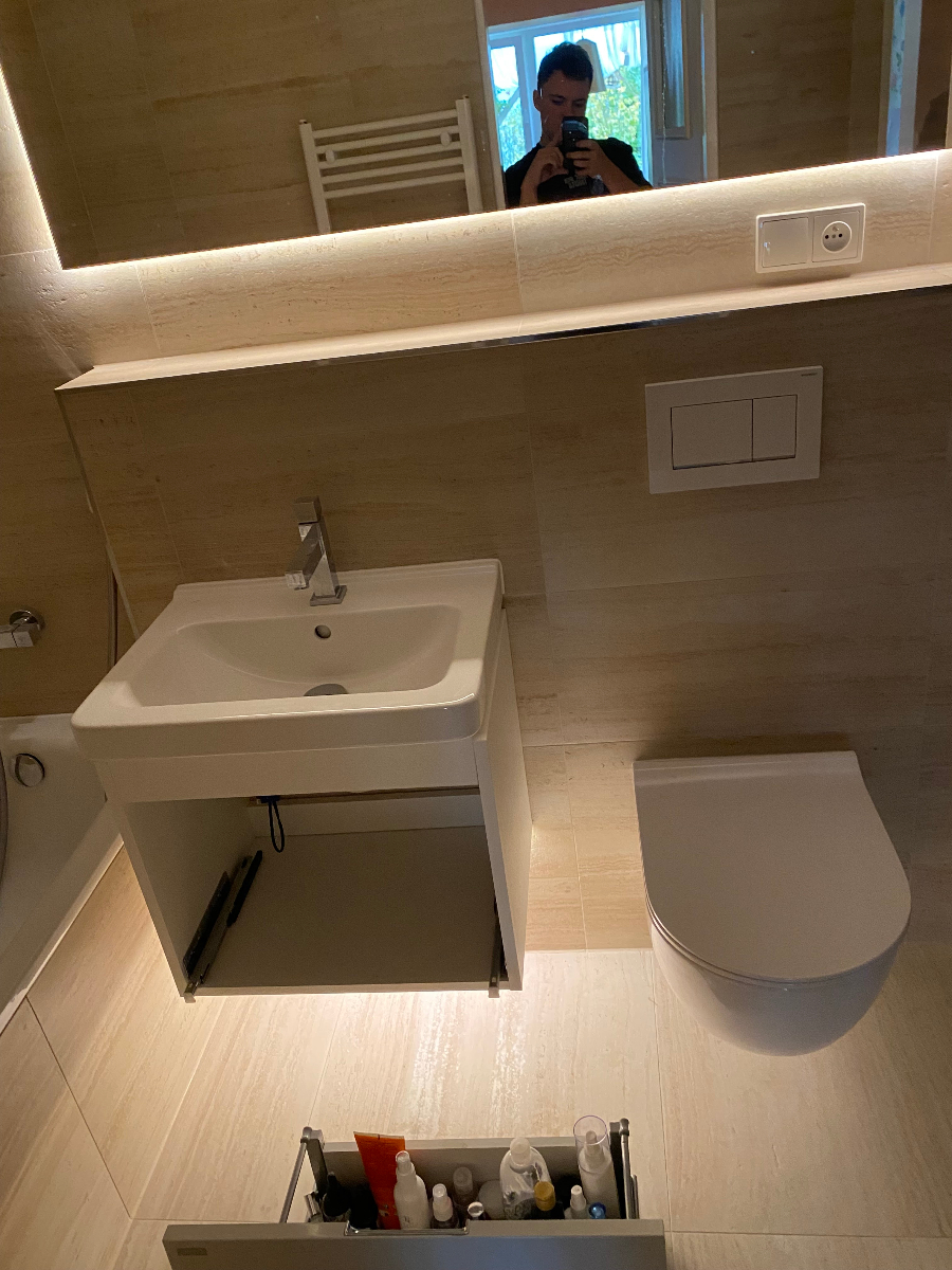 Moderní koupelna s osvětleným zrcadlem a podomítkovým WC