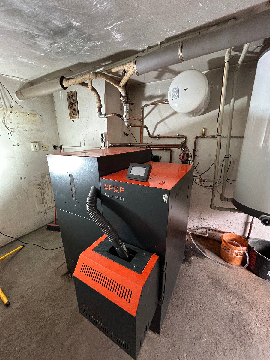 Instalace kotle OPOP Biopel MINI v technické místnosti s topným systémem