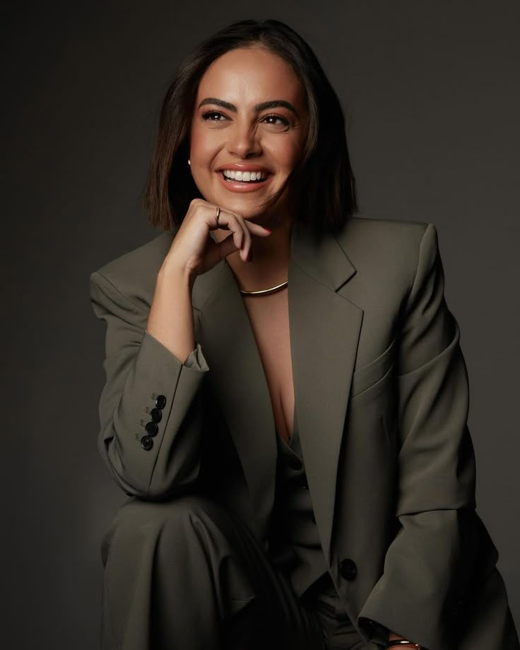 Femme professionnelle présentant les essentiels de la garde-robe