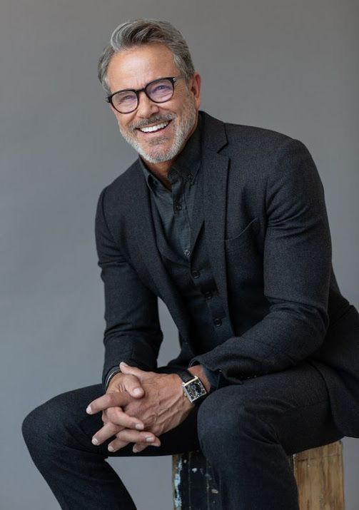 Homme professionnel en costume élégant