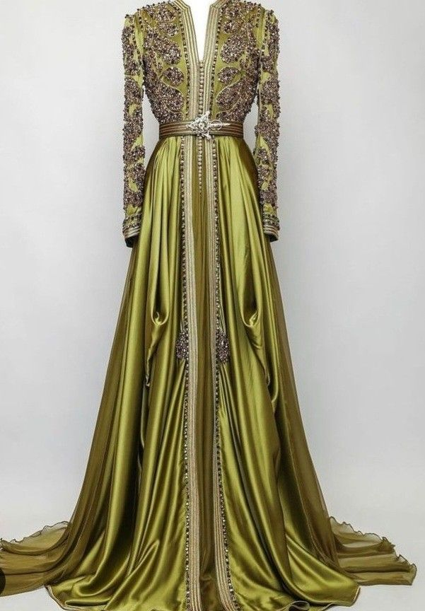 Détails de broderie sur caftan marocain