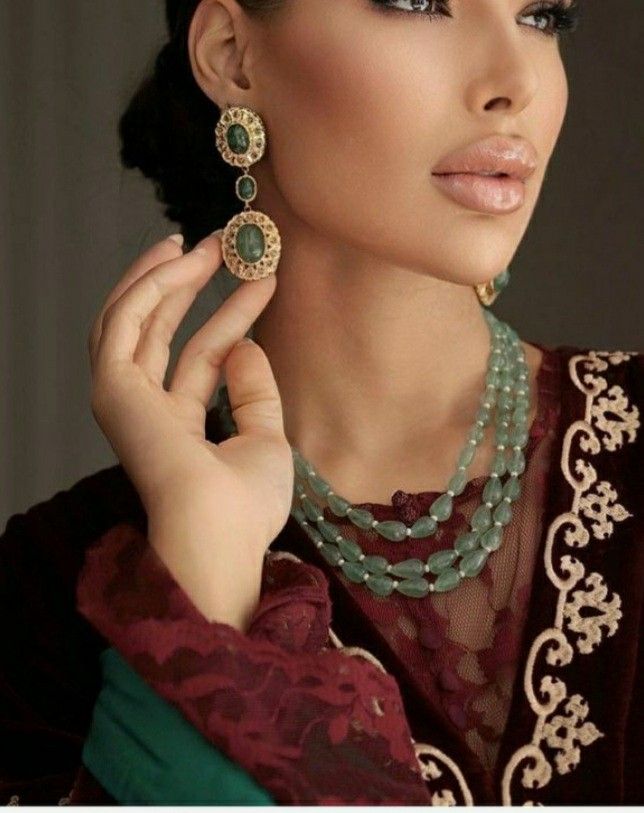 Tenue moderne avec accessoires marocains traditionnels