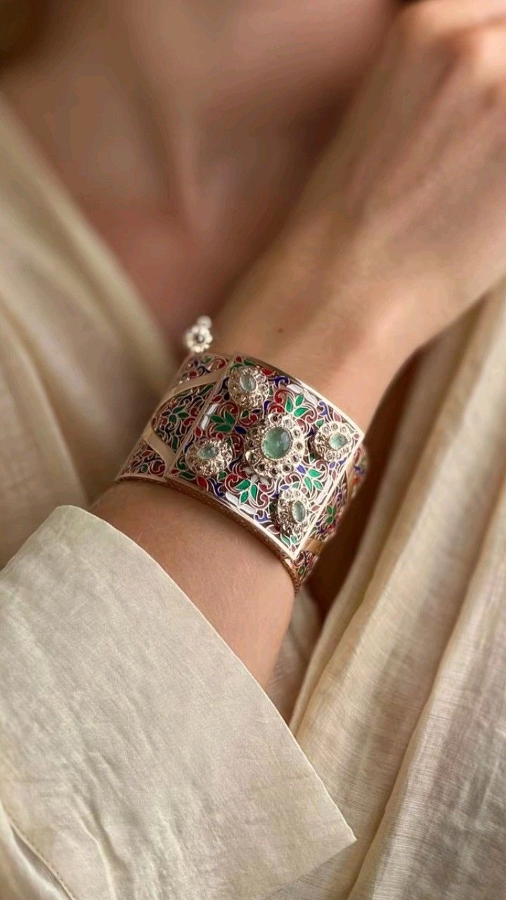 Collection d'accessoires marocains traditionnels élégants