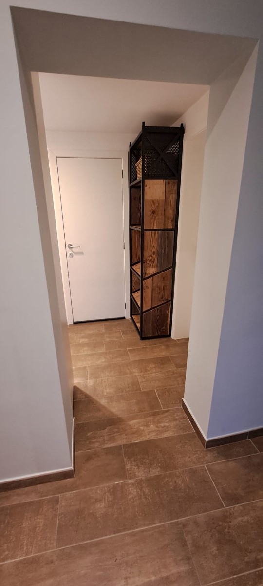 Inkomhal in Barnwood met zwart RAL 9005 gepoedercoate grove structuur - Foto 3