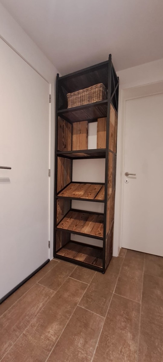 Inkomhal in Barnwood met zwart RAL 9005 gepoedercoate grove structuur - Foto 2