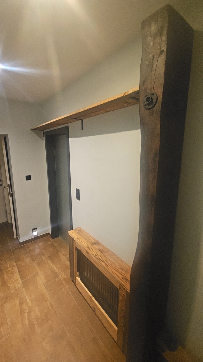 Inkomhal in Barnwood met zwart RAL 9005 gepoedercoate grove structuur - Foto 1