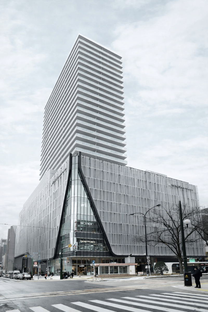 ガラスと金属の直線的な建築(都市のランドマーク)