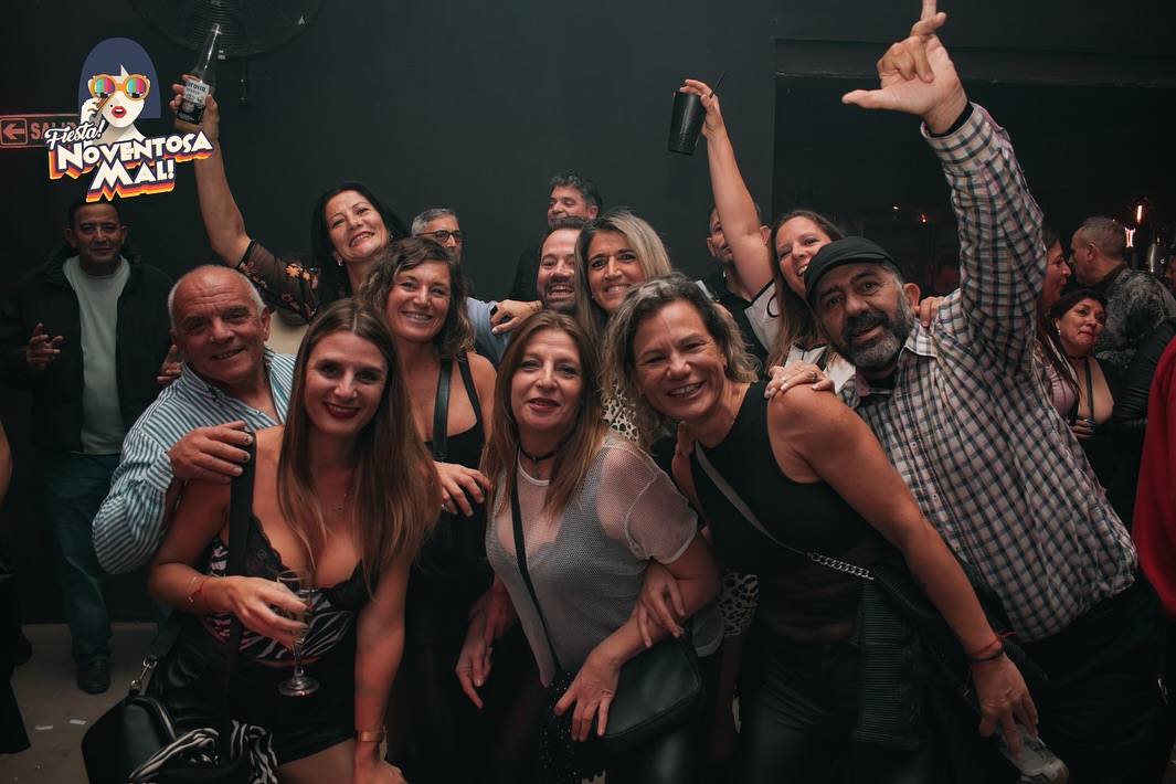 Amigos en la fiesta noventosa
