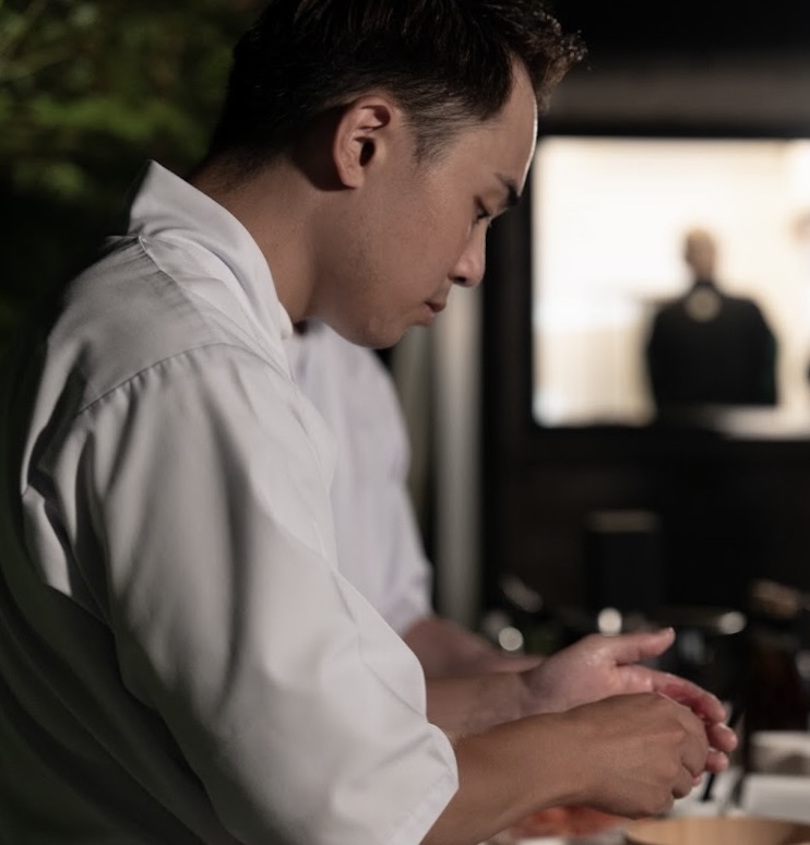 出張寿司 SUSHI MIYABI 代表・鮨職人 山内雅貴が握る高級出張鮨の様子