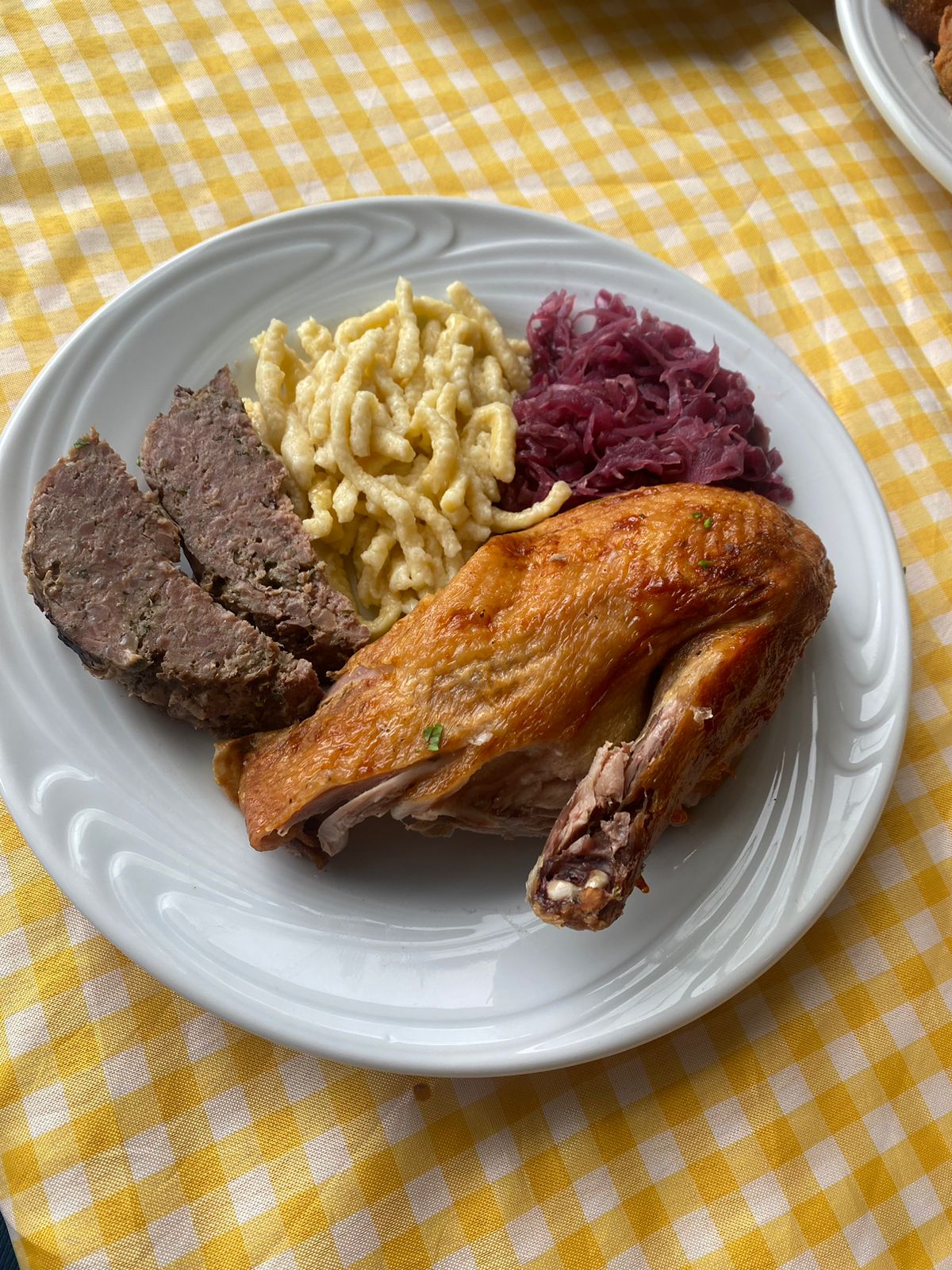 Salsichas alemãs com purê e mostarda escura