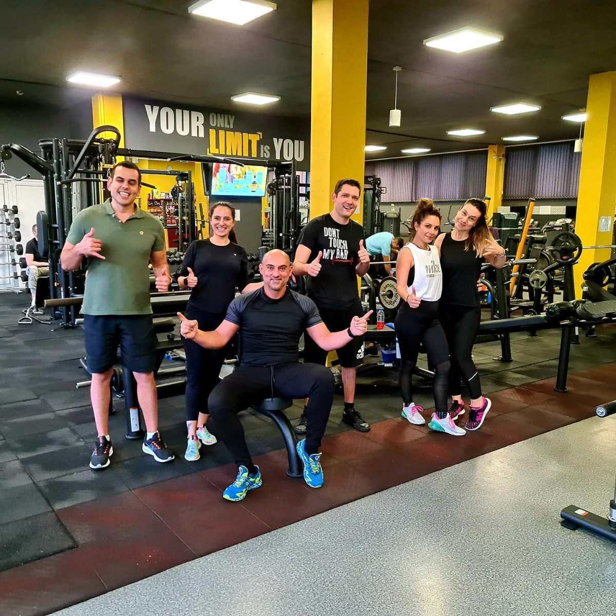 Димитър Николов с клиенти в залата