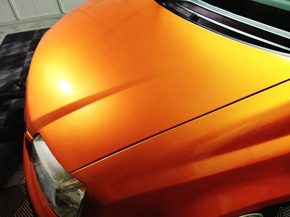 "ルブラン" 屋内・光少なめ撮影 / 間接光でも際立つ深い艶 三郷市 グラフェンコーティング ルブラン 屋内撮影・艶感確認