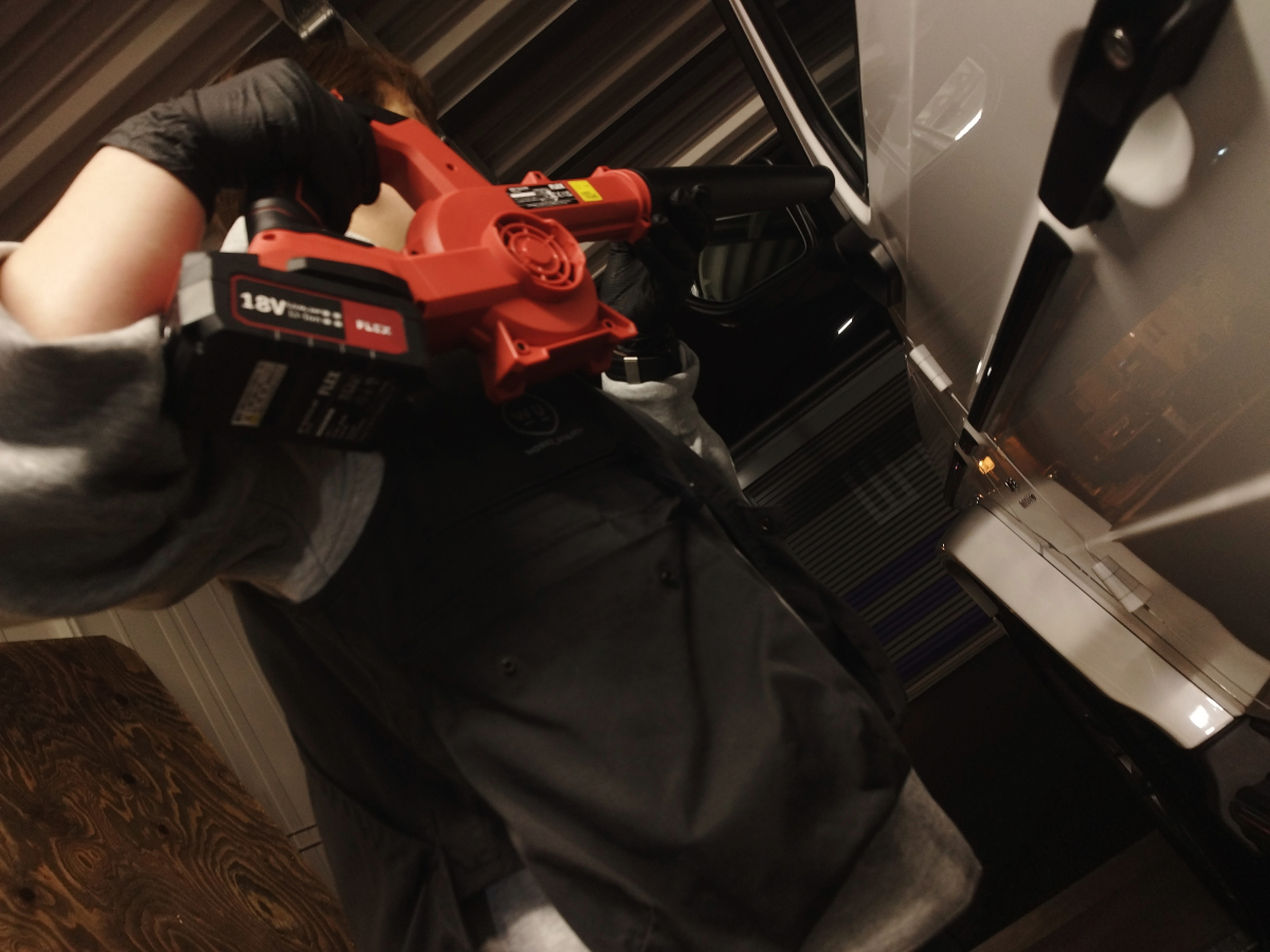 手洗い洗車・ブロワー水切り / 水シミを残さない丁寧な仕上げ工程 三郷市 手洗い洗車 ブロワー水切り作業の様子