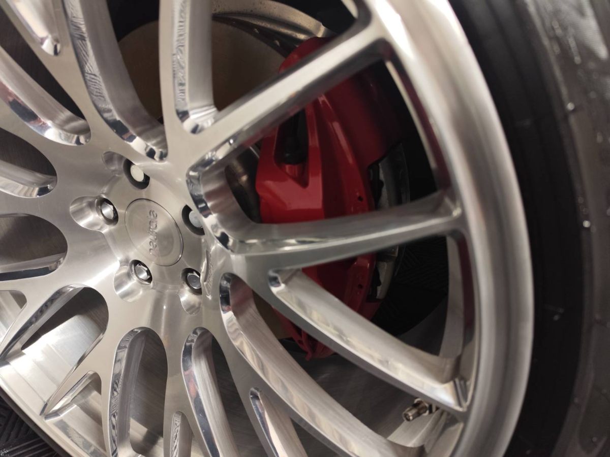 "SKY WALKER" ホイールコーティング(夜間屋内) / 照明下でも輝くコーティング仕上がり 三郷市 SKY WALKER ホイールコーティング 夜間屋内撮影