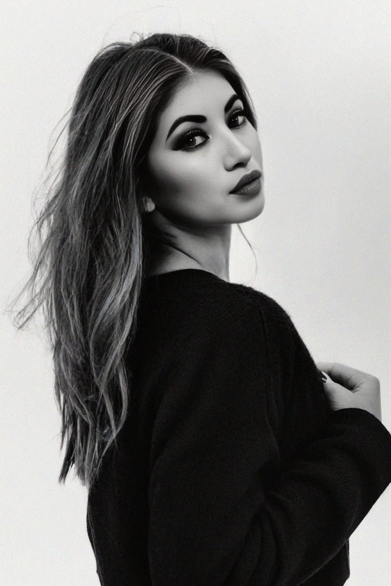 Profesionales de Jlashes Studio aplicando extensiones de pestañas premium