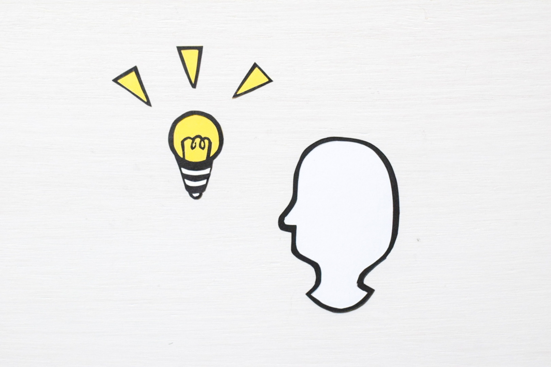 空を見上げる後ろ姿