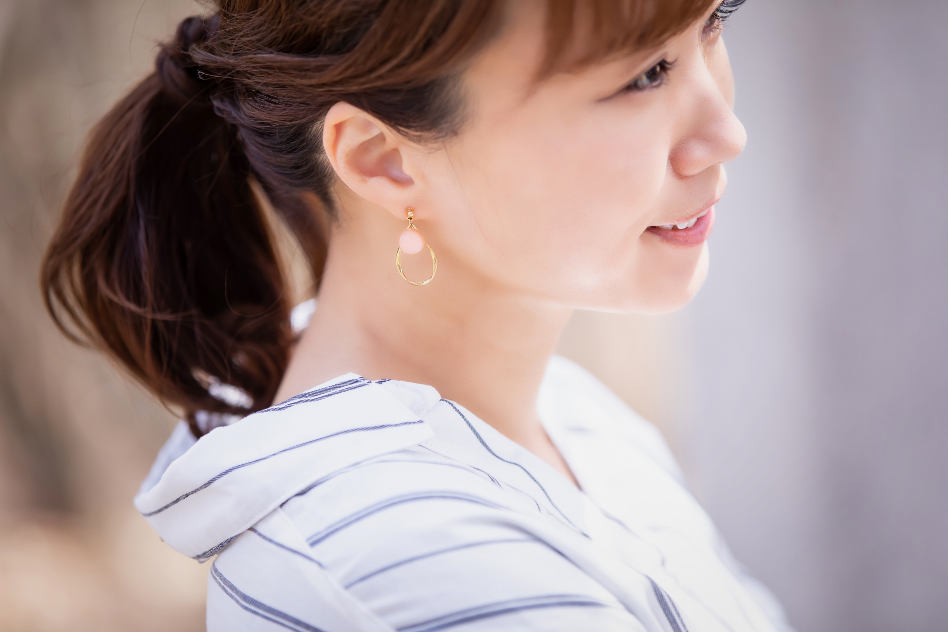 自然の中で穏やかに微笑む女性