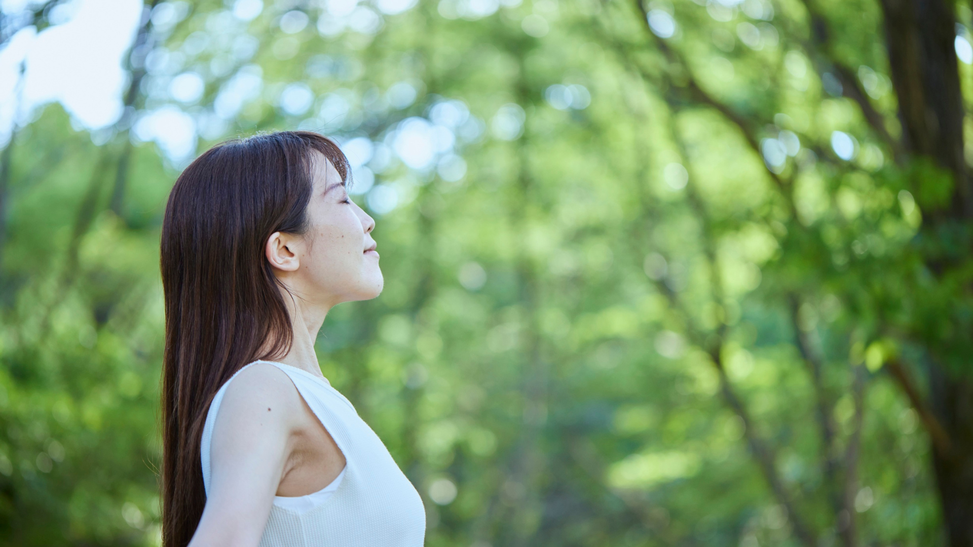 森の中で深呼吸する女性