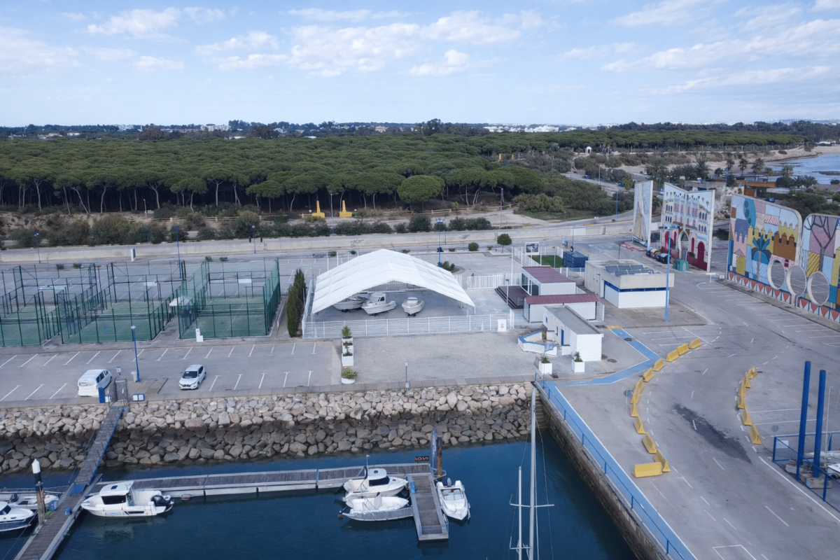 Cubierta de exposición de embarcaciones en Cádiz