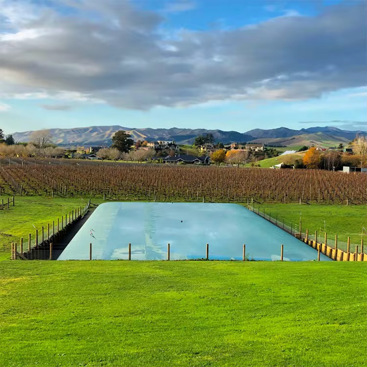 Depósito flexible de agua rectangular instalado en viñedo agrícola VANTEC