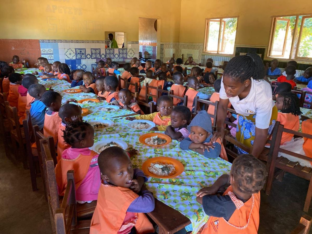 Niños en el comedor escolar - Proyecto Mahelane, Mozambique