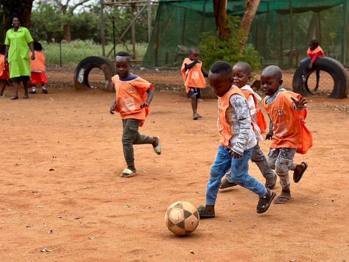 Niños jugando fútbol en Mozambique - Proyecto Mahelane