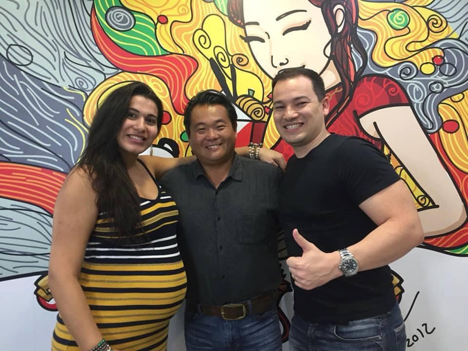 Bruno e Tatiana Tominaga com Robinson Shiba - Fundador China in Box e Gendai
