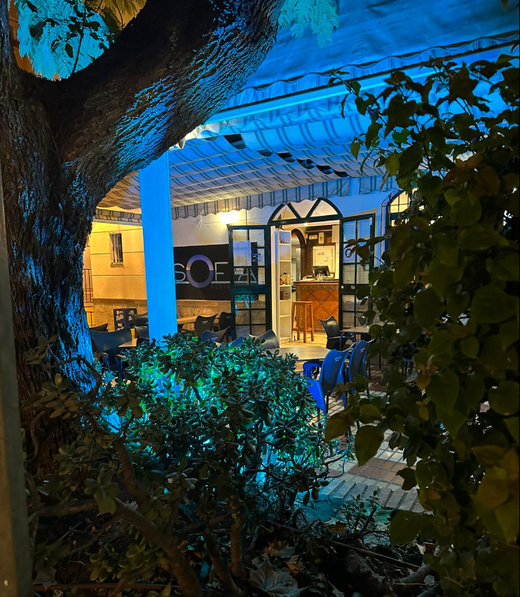 Terraza nocturna del restaurante Sofia