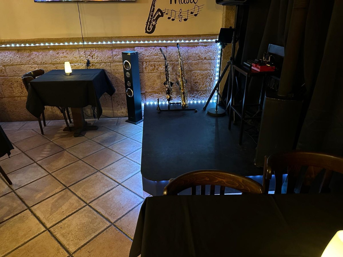 Escenario con saxofones en SOFIA Restaurante - música en directo en San Pedro de Alcántara